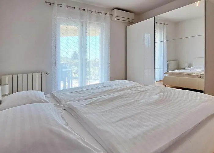 Vista 1 - With Sea View Apartment *